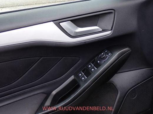 Ford Focus 1.0 EcoBoost STUUR + STOELVERWARMING / CAMERA / CARPLAY / NAVI ActivLease financial lease