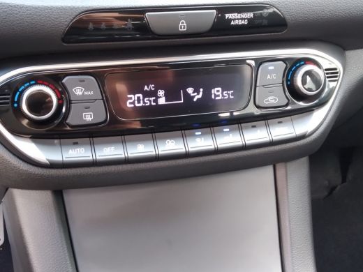 Hyundai i30 Fastback 1.4 T-GDI Premium | Navigatie DAB+ | Cruise Control | Climate control | Full LED | Parke... ActivLease financial lease