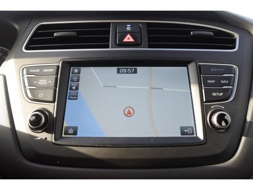 Hyundai i20 1.0 T-GDI i-CROSS-Pack |  i-Cross-Pack: Wielbogen Stootstrips Lichtmetalen Velgen BiColor | Navig... ActivLease financial lease