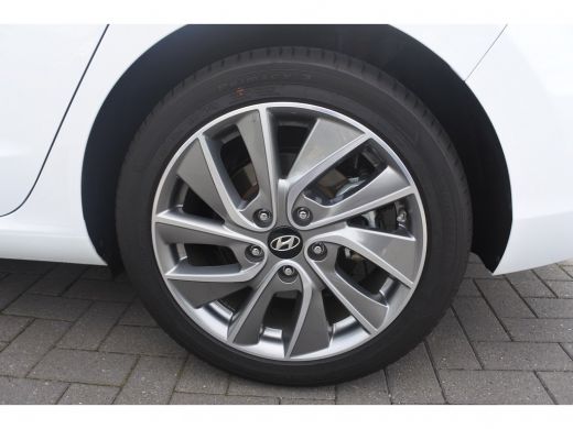 Hyundai i30 Fastback 1.4 T-GDI Premium Navigatie | Airco (automatisch) | Achteruitrijcamera ActivLease financial lease