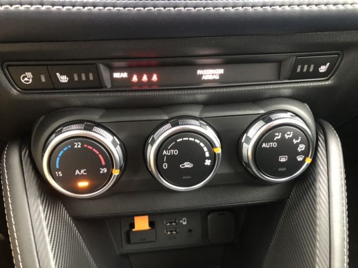 Mazda 2 Luxury met i-Activesense MODEL 2020!! Achteruitrijcamera / Clima / Led ActivLease financial lease