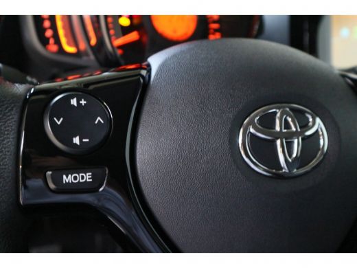 Toyota Aygo 1.0 VVT-i x-joy | Navigatie | Climate control | Lichtsensor | Parkeer camera | ActivLease financial lease