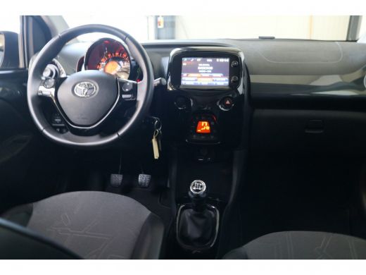 Toyota Aygo 1.0 VVT-i x-joy | Navigatie | Climate control | Lichtsensor | Parkeer camera | ActivLease financial lease