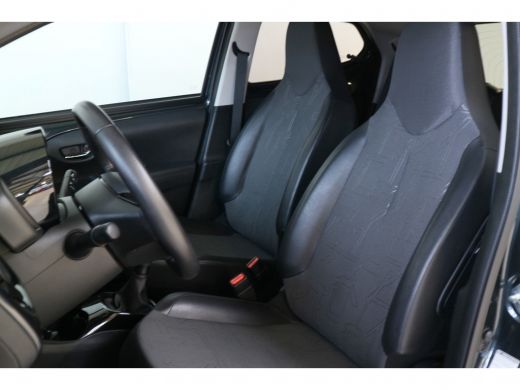 Toyota Aygo 1.0 VVT-i x-joy | Navigatie | Climate control | Lichtsensor | Parkeer camera | ActivLease financial lease