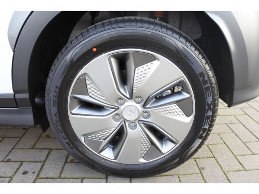 Hyundai Kona EV Premium 64 kWh Automaat | Navigatie | 3-fase laden | Achteruitrijcamera Direct uit voorraad le... ActivLease financial lease