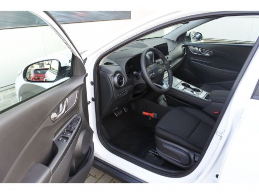 Hyundai Kona EV Comfort 64 kWh Automaat | Navigatie | 3-fase laden | Achteruitrijcamera Direct uit voorraad le... ActivLease financial lease