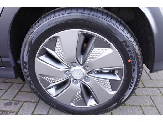 Hyundai Kona EV Premium 64 kWh Automaat | Navigatie | 3-fase laden | Achteruitrijcamera Direct uit voorraad le... ActivLease financial lease