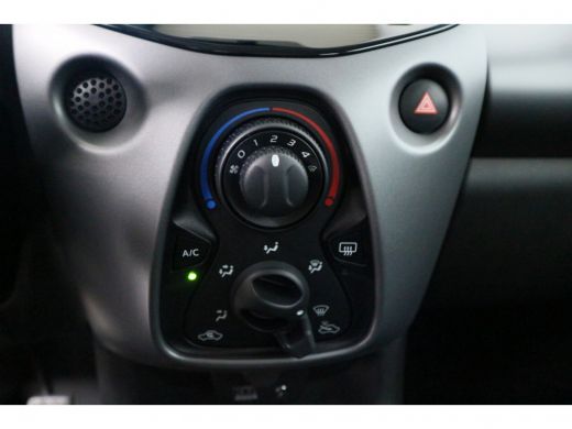 Toyota Aygo 1.0 VVT-i x-play | Apple carplay | Airco | Parkeer camera | LED dagrijverlichting | ActivLease financial lease