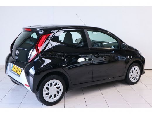 Toyota Aygo 1.0 VVT-i x-play | Apple carplay | Airco | Parkeer camera | LED dagrijverlichting | ActivLease financial lease