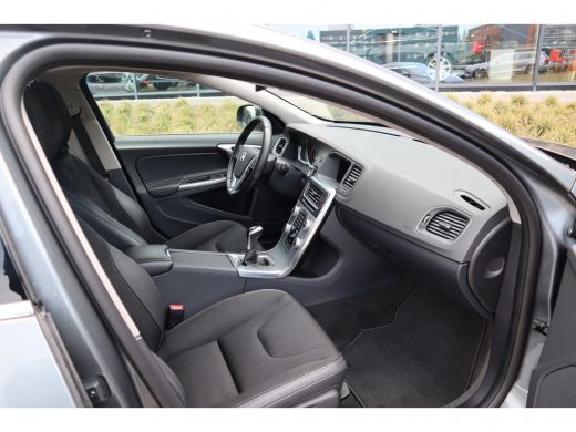 Volvo  S60 D3 Nordic+ | Sensus navigatie | 18'' lichtmetalen velgen | Xenon verlichting | Stoelverwarming . ActivLease financial lease