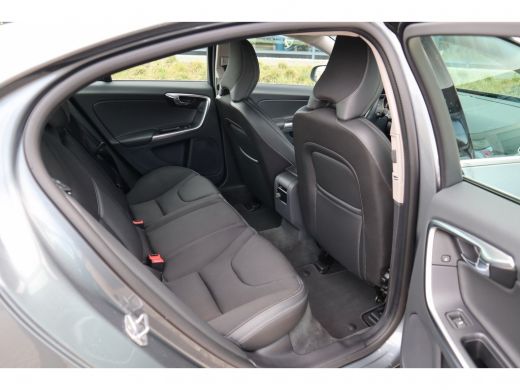 Volvo  S60 D3 Nordic+ | Sensus navigatie | 18'' lichtmetalen velgen | Xenon verlichting | Stoelverwarming . ActivLease financial lease