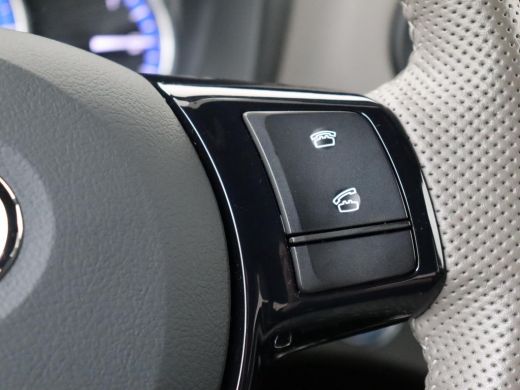 Toyota Yaris 1.5 Hybrid Dynamic Bi-Tone ActivLease financial lease
