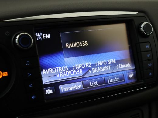 Toyota Yaris 1.5 Hybrid Dynamic Bi-Tone ActivLease financial lease