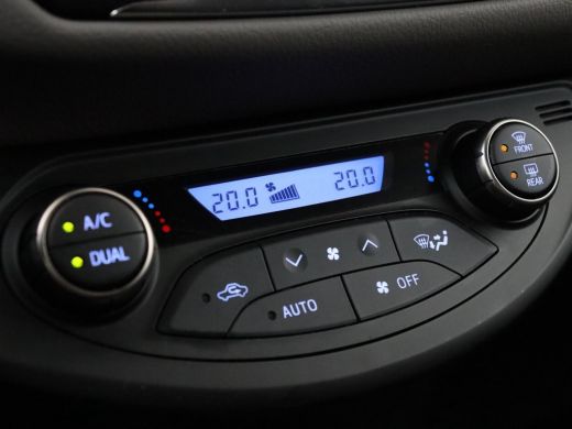 Toyota Yaris 1.5 Hybrid Dynamic Bi-Tone ActivLease financial lease