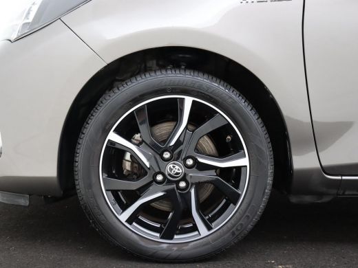 Toyota Yaris 1.5 Hybrid Dynamic Bi-Tone ActivLease financial lease