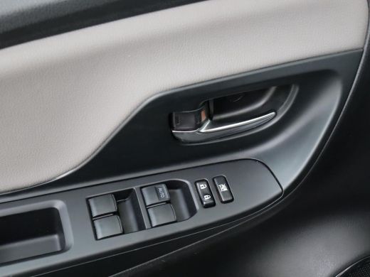 Toyota Yaris 1.5 Hybrid Dynamic Bi-Tone ActivLease financial lease