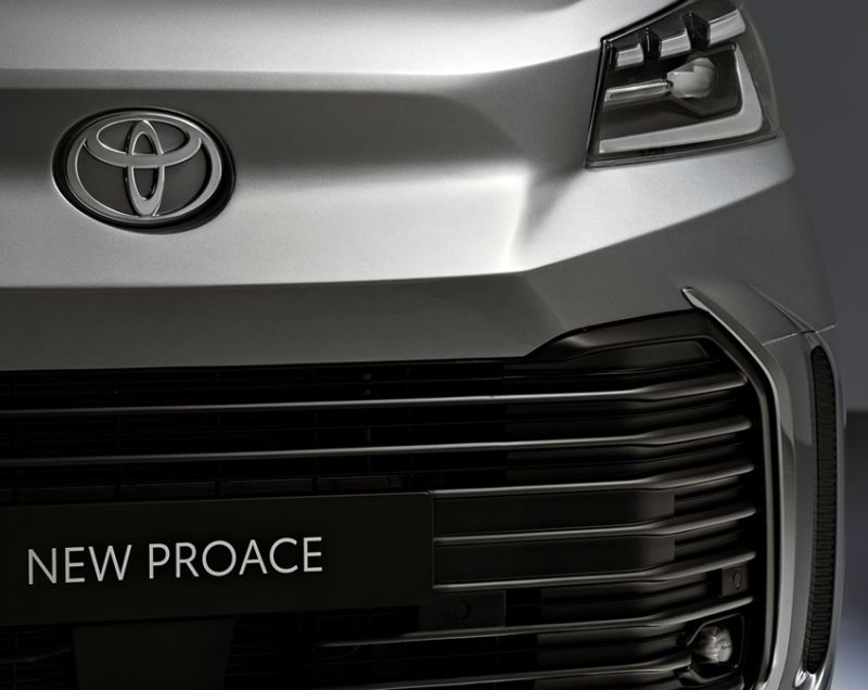 Toyota ProAce Worker 50kWh ev l2 long worker navigator standard range 100kW aut