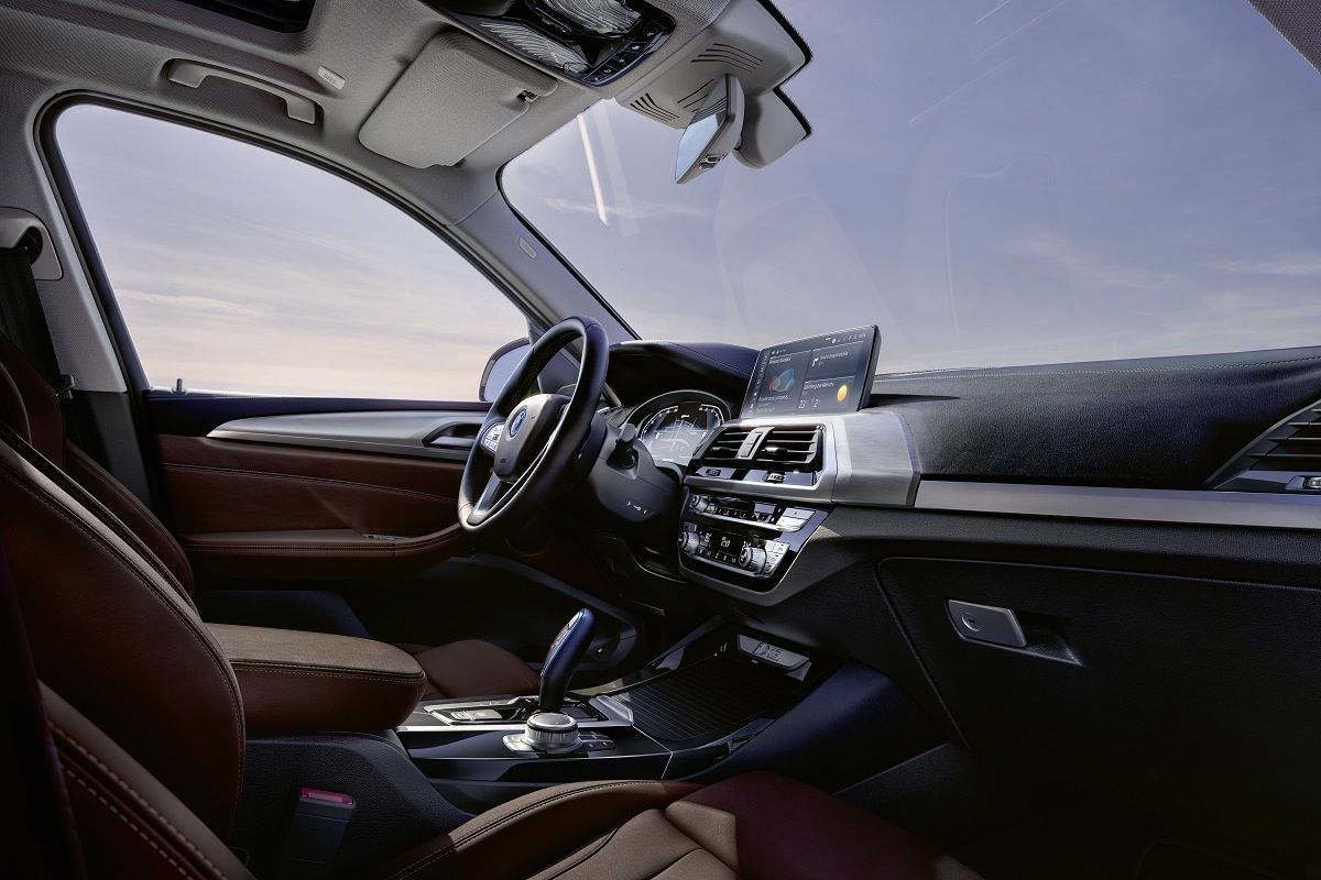 De BMW iX3 komt standaard met elektrisch verstelbare en verwarmbare stoelen