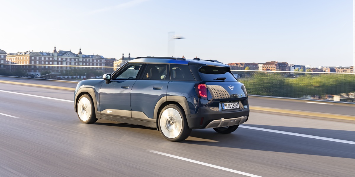 Elektrische Mini Aceman rijdend op de snelweg