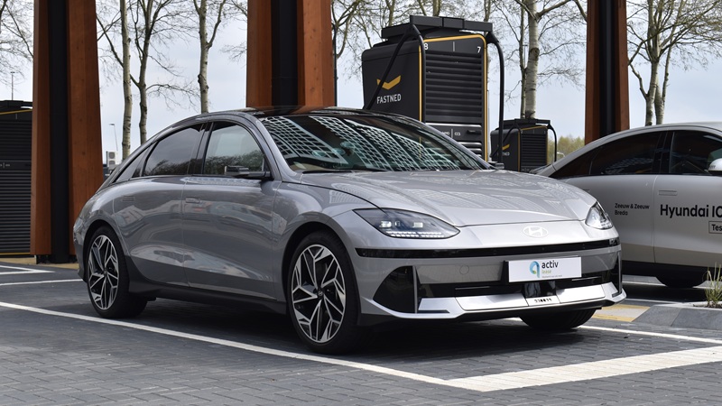 Hyundai IONIQ 6 Long Range 2WD met 800V-techniek aan openbare lader
