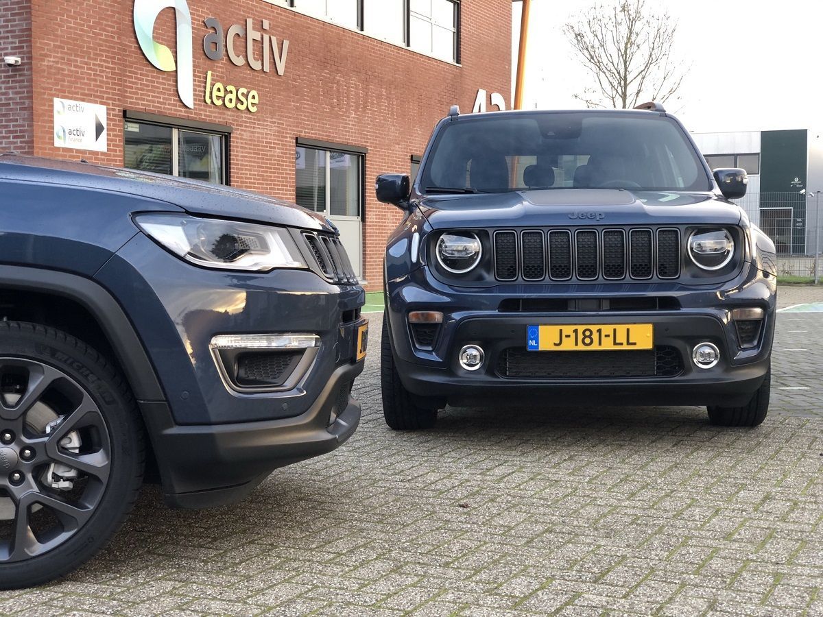 De Jeep Compass 4xe (L) en Renegade 4xe (R) zijn direct te bestellen