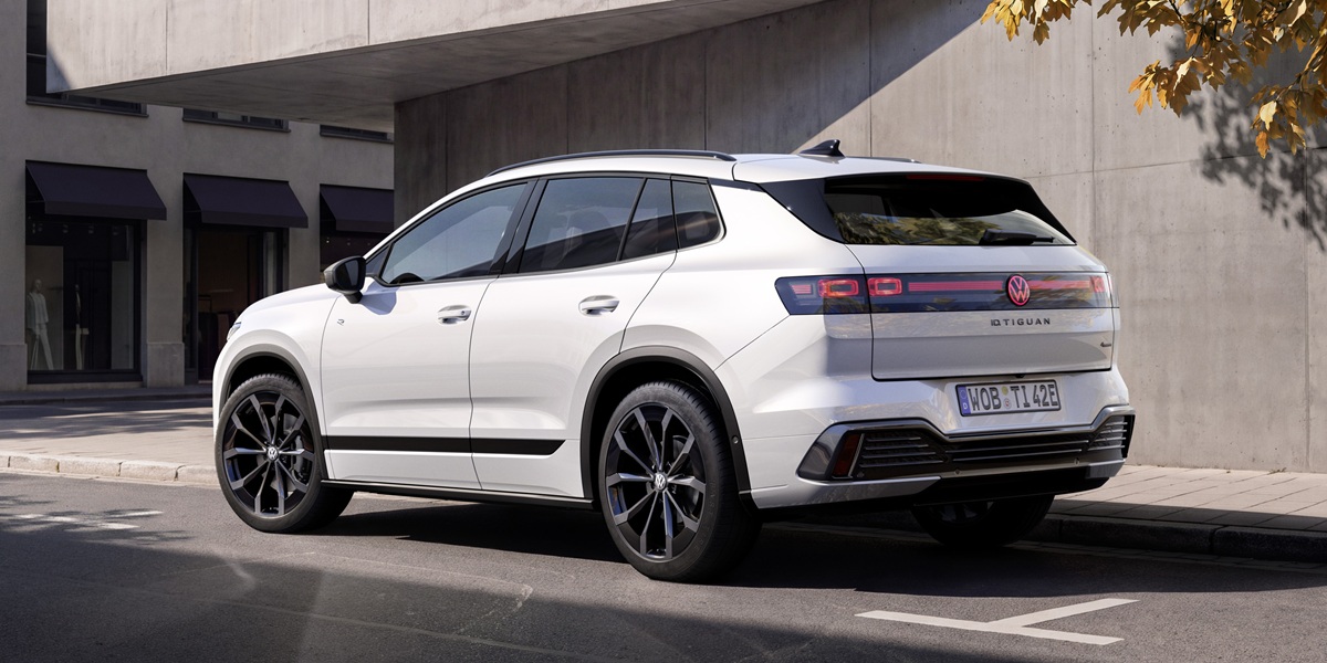 De nieuwe Volkswagen ID. Tiguan combineert een stoer SUV-design met elektrisch rijcomfort Witte Volkswagen ID. Tiguan schuin van achteren met zwarte lichtmetalen velgen en doorlopende achterlichten.