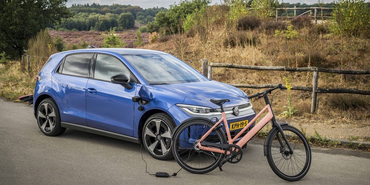 Elektrische Volkswagen levert stroom aan een e-bike met Vehicle-to-Load (V2L) Volkswagen PowerSocket