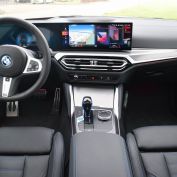 De BMW i4 heeft een Curved Display met 2 digitale schermen