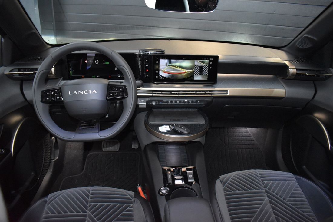 lancia-ypsilon-shortlease-zwart-activlease