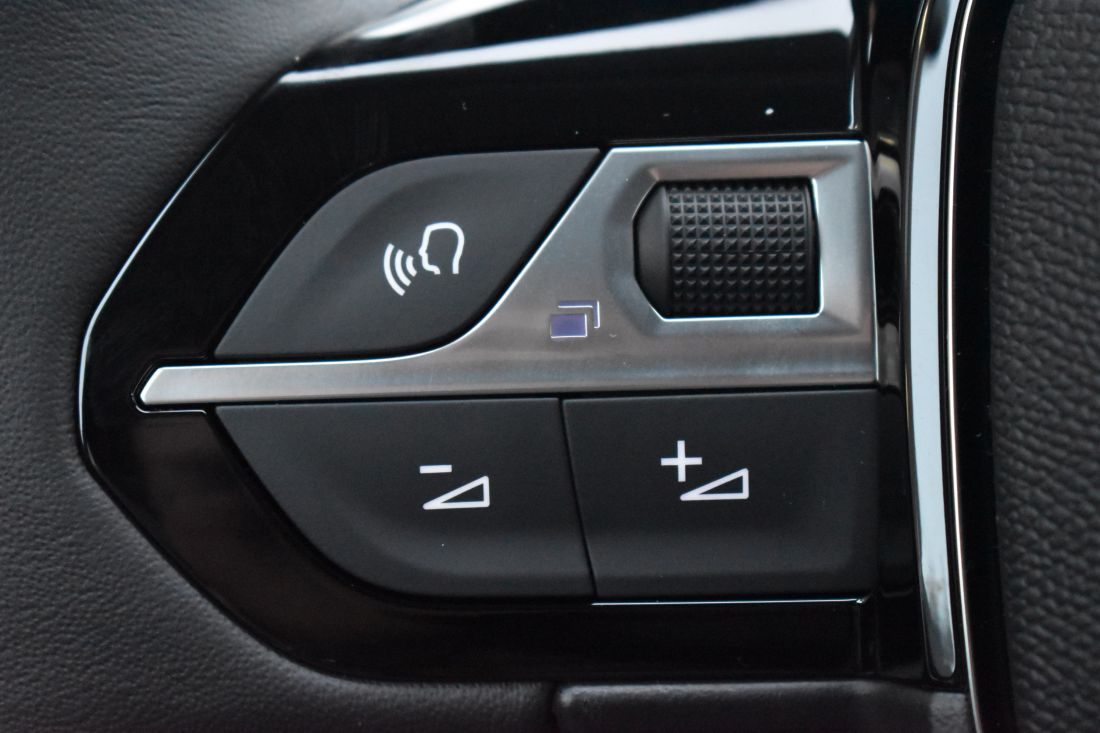 peugeot-208-allure-hybrid-gris-artense-shortlease-activlease