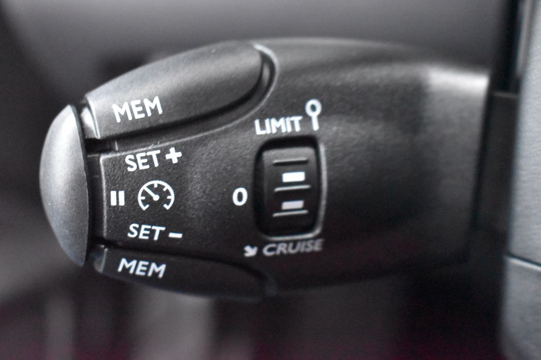 peugeot-208-allure-hybrid-gris-artense-shortlease-activlease peugeot-208-allure-hybrid-gris-artense-shortlease-activlease