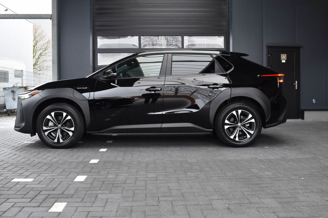 toyota-bz4x-dynamic-shortlease-zwart-activlease