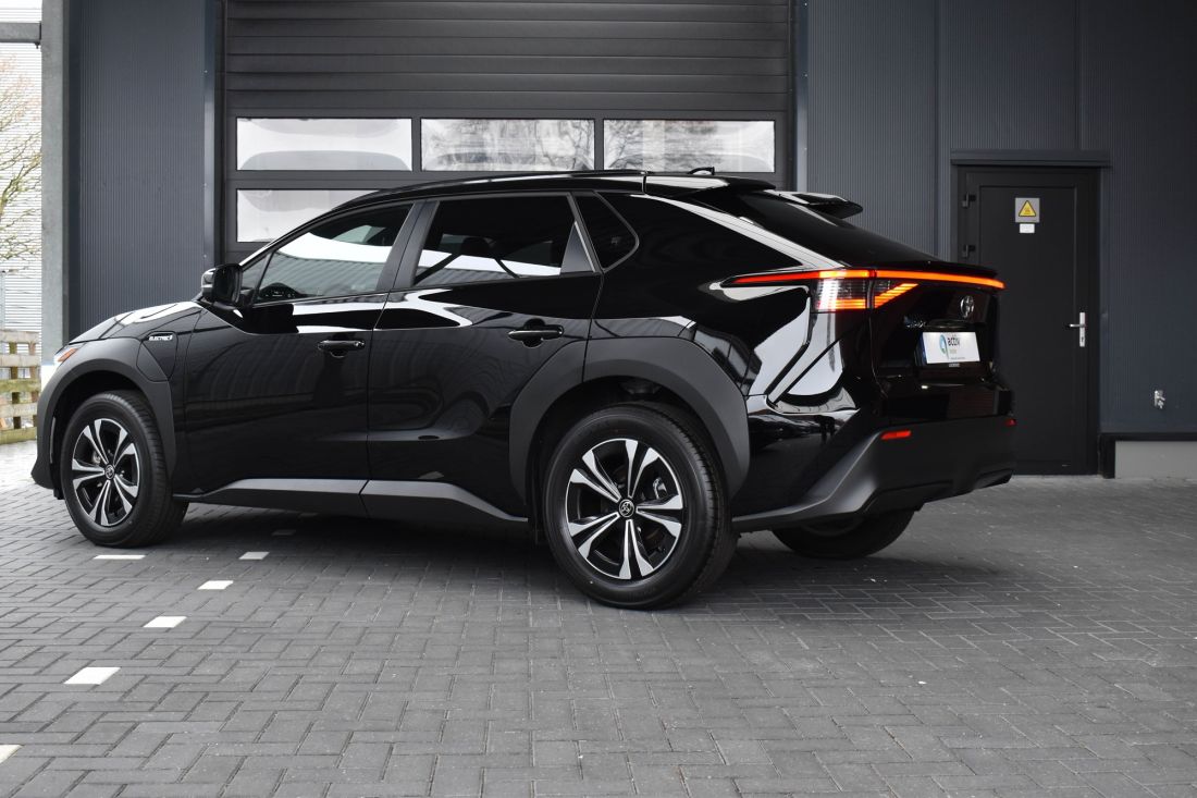 toyota-bz4x-dynamic-shortlease-zwart-activlease