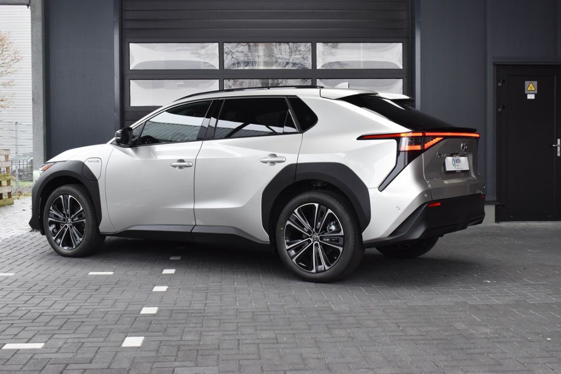 toyota-bz4x-premium-shortlease-zilver-activlease toyota-bz4x-premium-shortlease-zilver-activlease