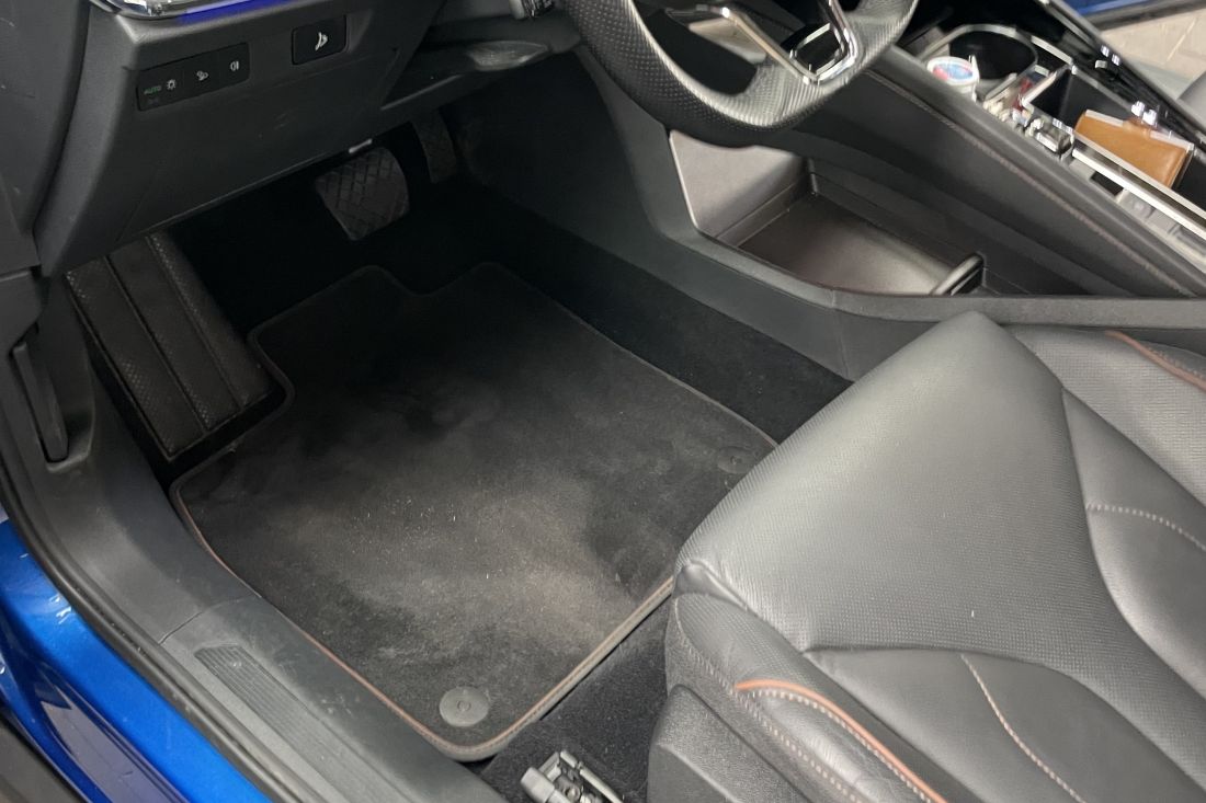 skoda-enyaq-80-race-blue-activlease9