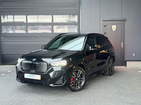 BMW iX1 Saphirschwarz