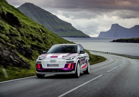Audi laat de Q6 e-tron alvast zien voor z'n onthulling Audi laat de Q6 e-tron alvast zien voor z'n onthulling