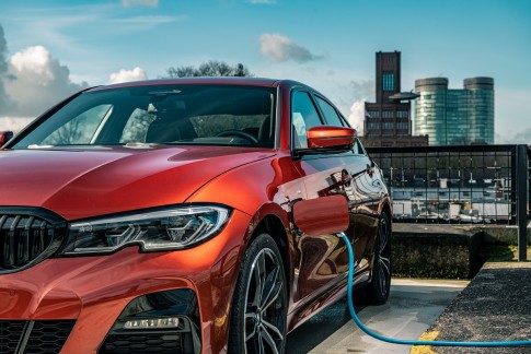 Plug-in hybride BMW's schakelen automatisch over op elektrisch in milieuzones