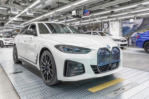 Officieel: de eerste elektrische BMW i4 is van de band gerold Officieel: de eerste elektrische BMW i4 is van de band gerold