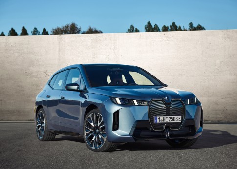 BMW iX wordt uitgebreid vernieuwd en krijgt ruim 700 km bereik BMW iX wordt uitgebreid vernieuwd en krijgt ruim 700 km bereik
