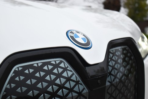 BMW verslaat Mercedes-Benz op twee fronten