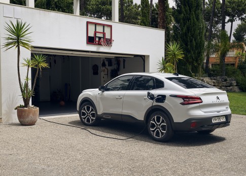 De Citroën e-C4 X is een volledig nieuwe elektrische sedan De Citroën e-C4 X is een volledig nieuwe elektrische sedan