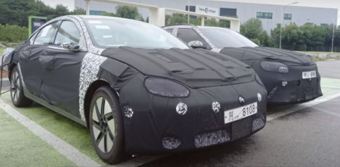 De Hyundai IONIQ 6 duikt voor het eerst op in camouflage De Hyundai IONIQ 6 duikt voor het eerst op in camouflage