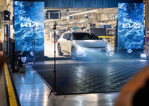 Productie Kia EV4 is gestart, de eerste elektrische Kia uit Europa Productie Kia EV4 is gestart, de eerste elektrische Kia uit Europa