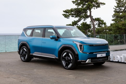 Kia EV9 Air: Kia's grootste elektrische SUV nu al vanaf €67.995. Kia EV9 Air: Kia's grootste elektrische SUV nu al vanaf €67.995.