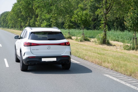 Mercedes-Benz auto's gaan helpen het wegdek te verbeteren