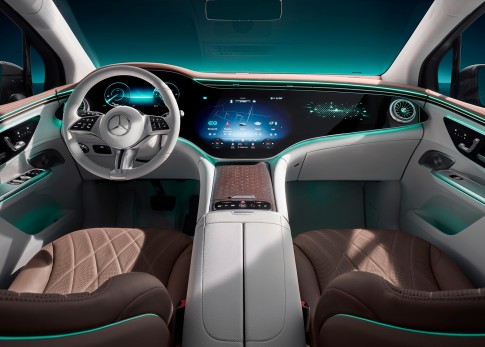 Mercedes-Benz kondigt de EQE SUV aan en dit is het interieur