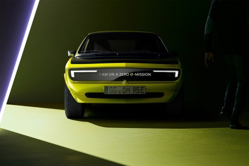 Opel teast erop los met elektrische versie van de klassieke Manta Opel teast erop los met elektrische versie van de klassieke Manta