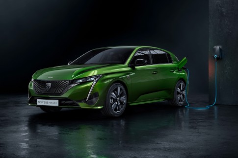 De compleet nieuwe Peugeot 308 wordt ook leverbaar als plug-in hybride De compleet nieuwe Peugeot 308 wordt ook leverbaar als plug-in hybride