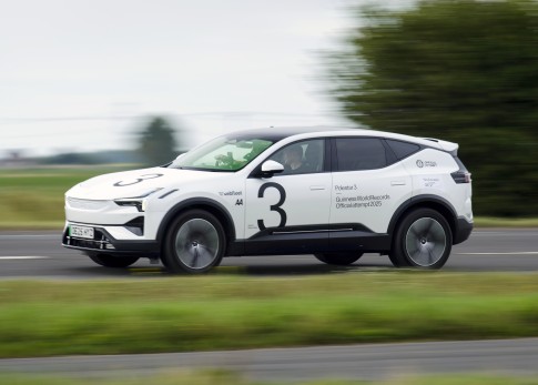 De Polestar 3 zet met 935 km bereik een nieuw wereldrecord neer